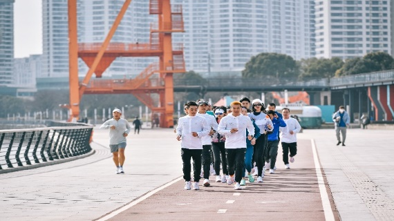 全新ADIZERO SL系列和跑者一起，新的一年“下一步，会更快”