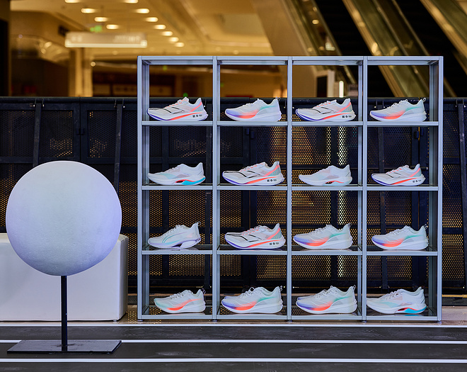 李宁䨻跑赛启动，神秘嘉宾邓超现身现场