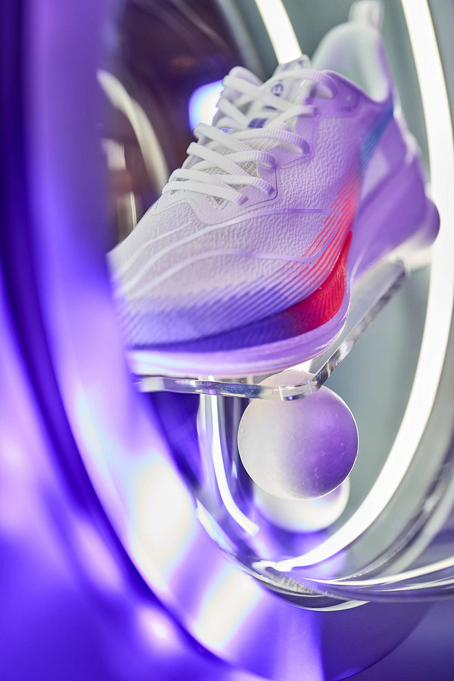 李宁䨻跑赛启动，神秘嘉宾邓超现身现场