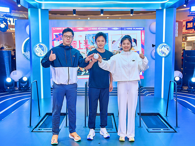 李宁䨻跑赛启动，神秘嘉宾邓超现身现场