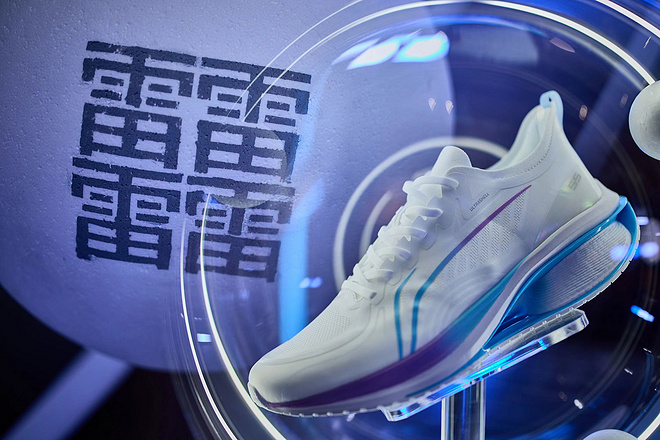 李宁䨻跑赛启动，神秘嘉宾邓超现身现场