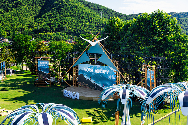 飞抵山巅 “野，就一步”！ 2024 HOKA飞跑嘉年华携近千名跑者解锁越野新体验