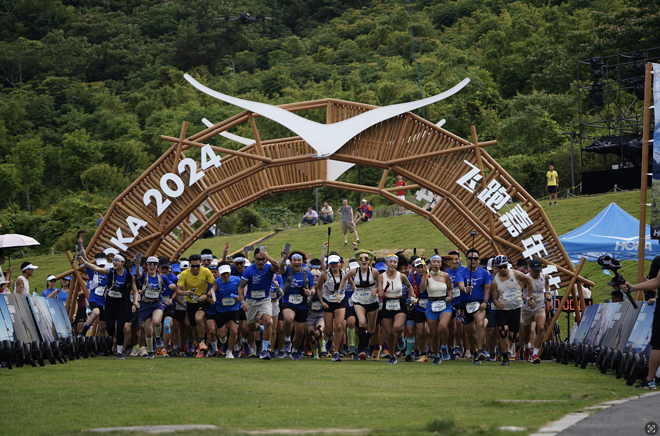 飞抵山巅 “野，就一步”！ 2024 HOKA飞跑嘉年华携近千名跑者解锁越野新体验