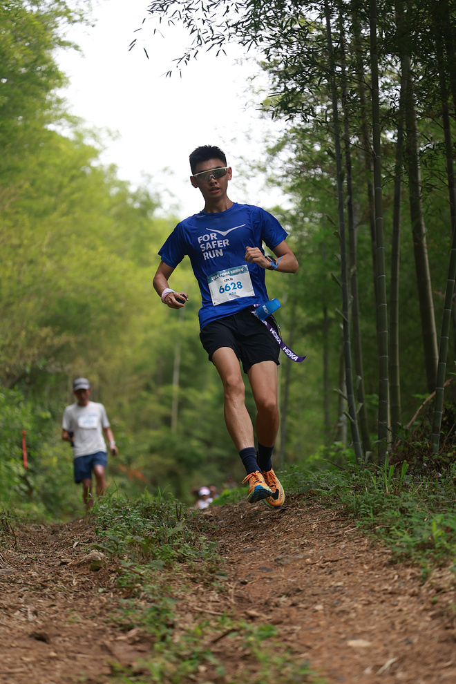 飞抵山巅 “野，就一步”！ 2024 HOKA飞跑嘉年华携近千名跑者解锁越野新体验