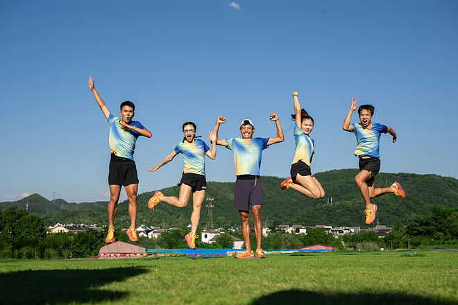 飞抵山巅 “野，就一步”！ 2024 HOKA飞跑嘉年华携近千名跑者解锁越野新体验