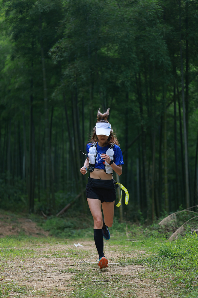 飞抵山巅 “野，就一步”！ 2024 HOKA飞跑嘉年华携近千名跑者解锁越野新体验
