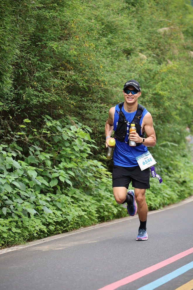 飞抵山巅 “野，就一步”！ 2024 HOKA飞跑嘉年华携近千名跑者解锁越野新体验