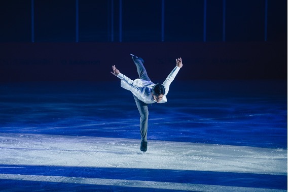 韩聪、任俊霏、邢珈宁等花滑运动员献舞“Wunder Puff动态剧场”