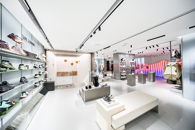 SALOMON萨洛蒙上海新天地旗舰店盛大启幕，引领品牌新纪元
