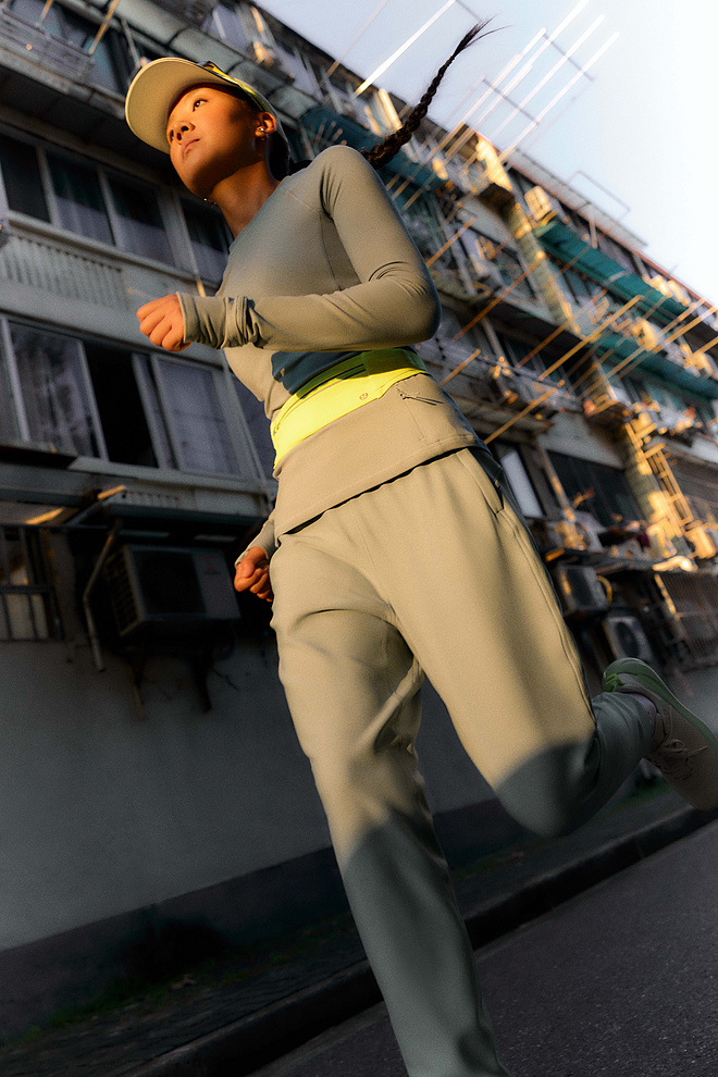 穿上冷天畅跑装备，与lululemon一起动不“冻”就跑