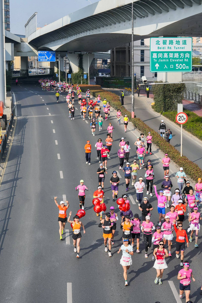妳的主场，到妳上场 New Balance助力2025上海女子半程马拉松赛精彩完赛