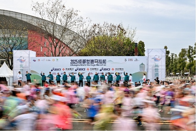 2025 成都世遗马拉松精彩落幕 ASICS亚瑟士携手跑者共创城市跑步新篇章
