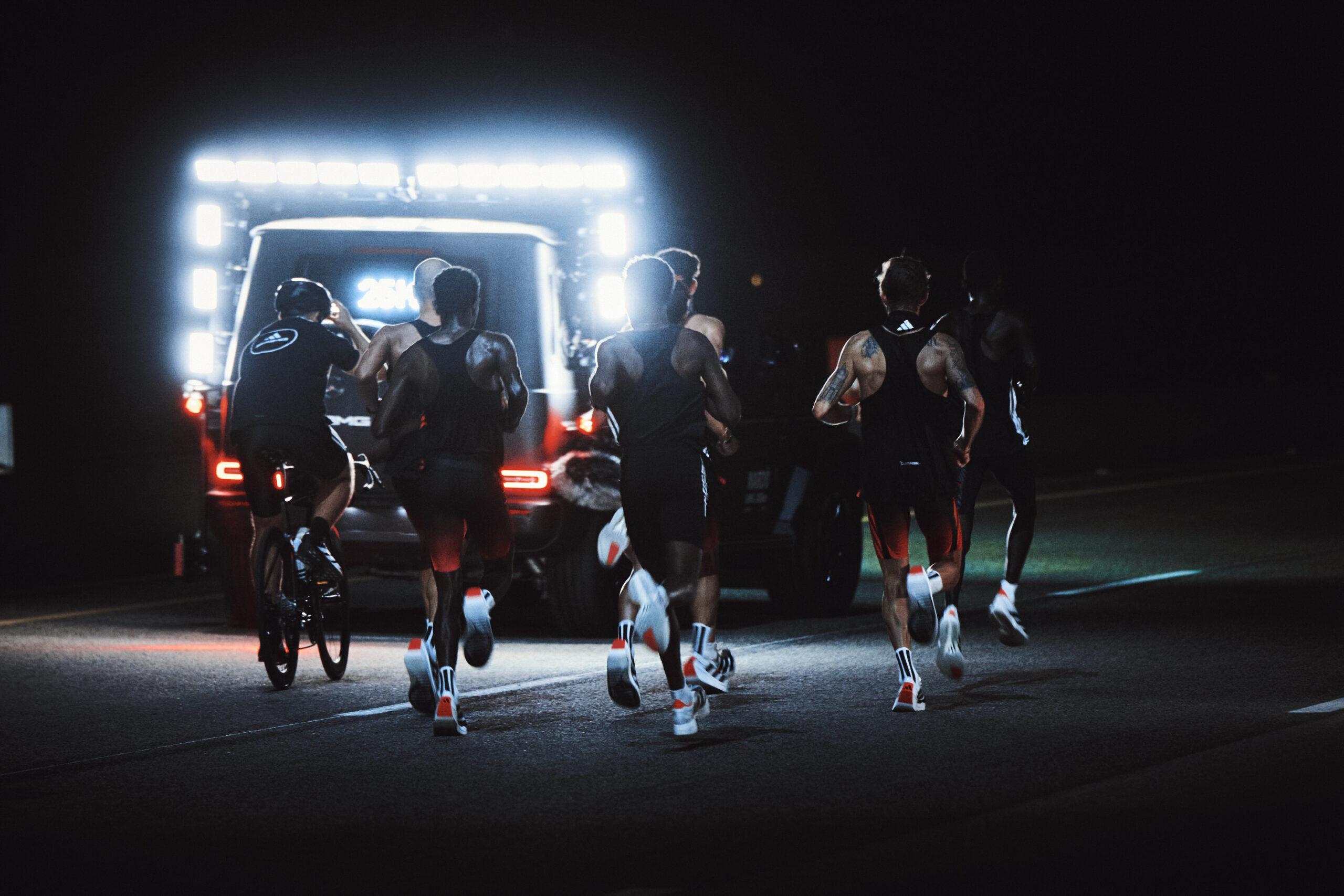 西布西索·库布赫卡突破百公里六小时大关 阿迪达斯尖端疾速科技助力极限挑战