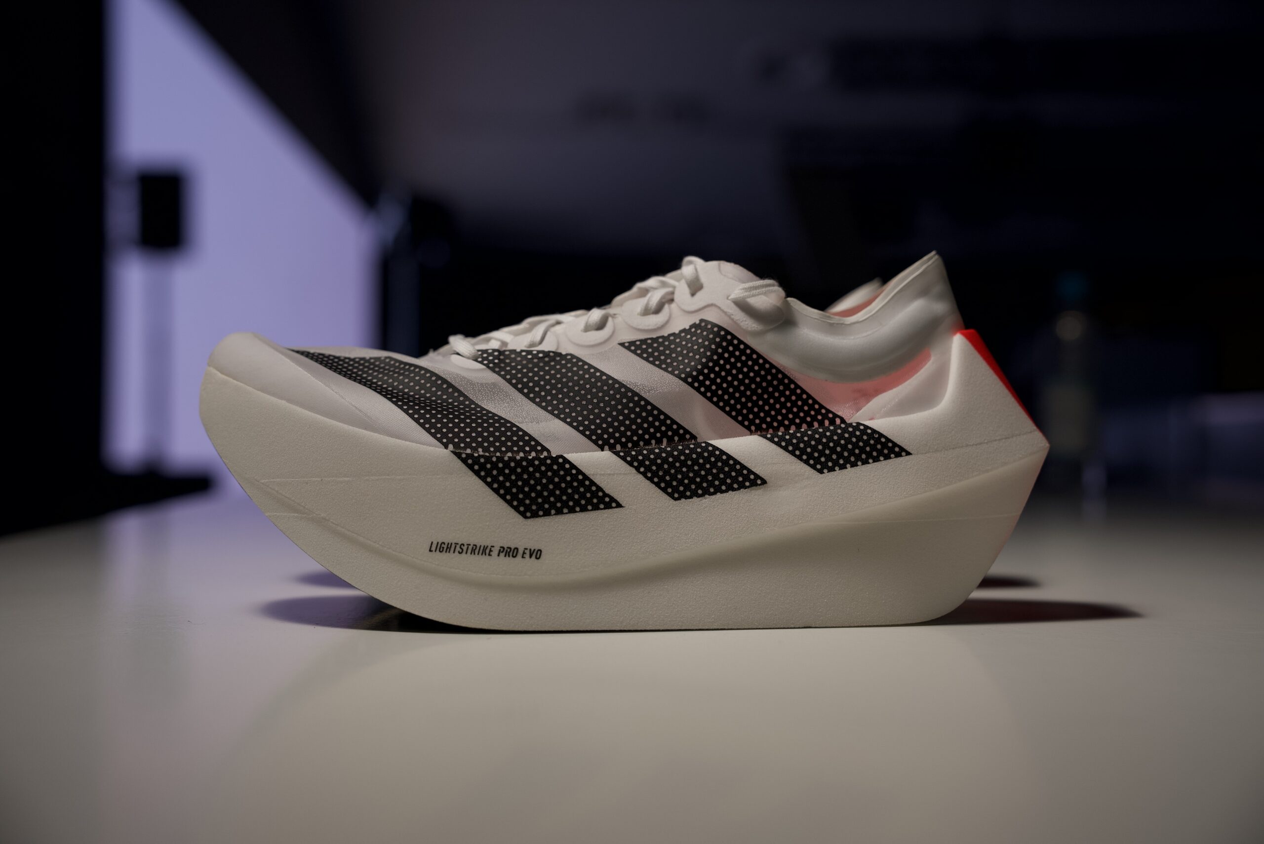 西布西索·库布赫卡突破百公里六小时大关 阿迪达斯尖端疾速科技助力极限挑战