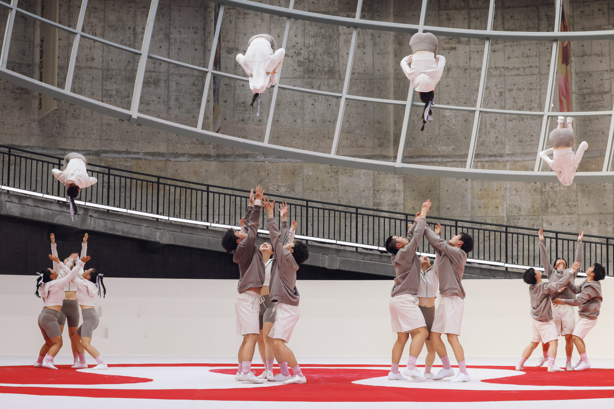 花游世界冠军亮相“Scuba动态剧场”，首次跨界啦啦操演绎力与美