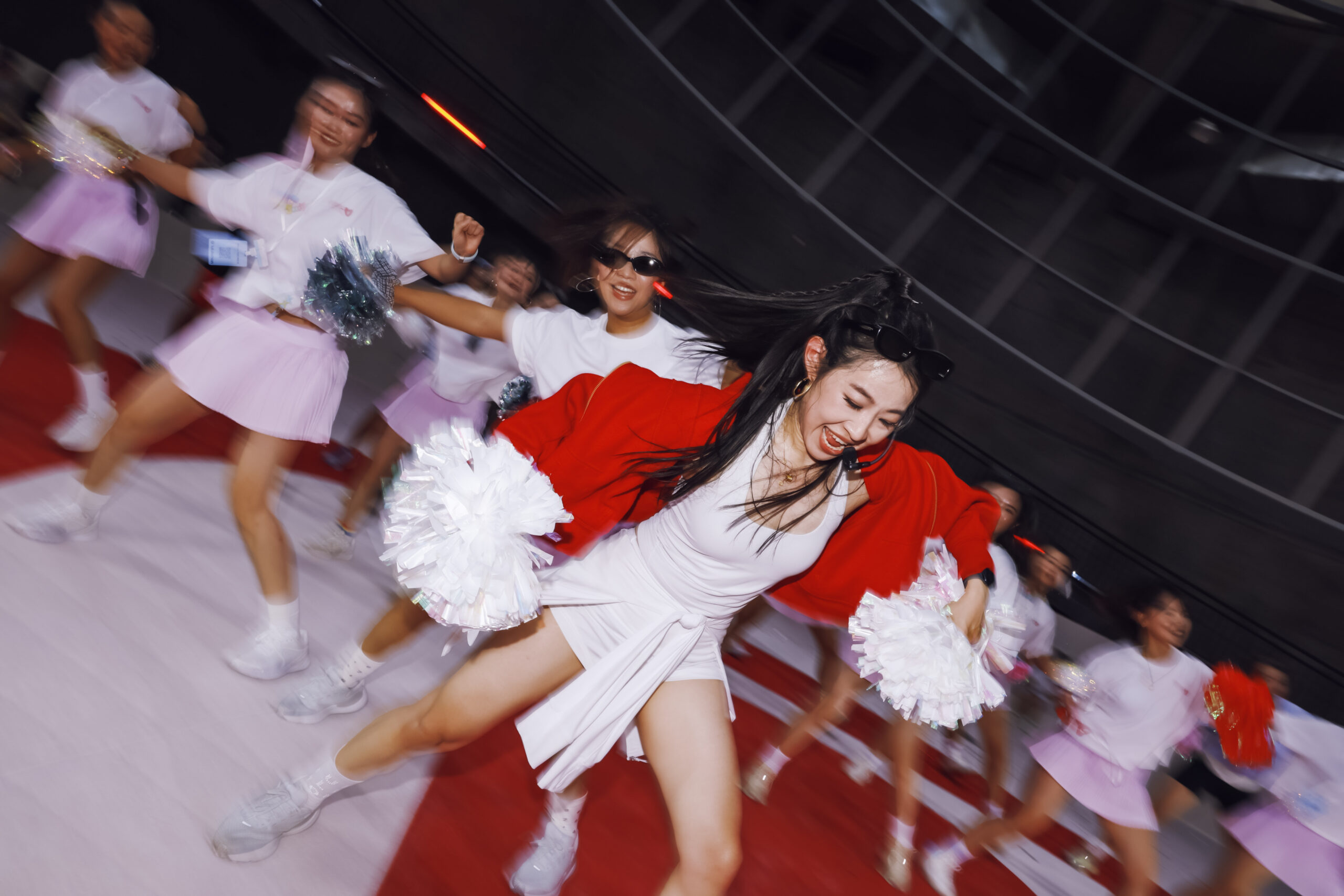 花游世界冠军亮相“Scuba动态剧场”，首次跨界啦啦操演绎力与美