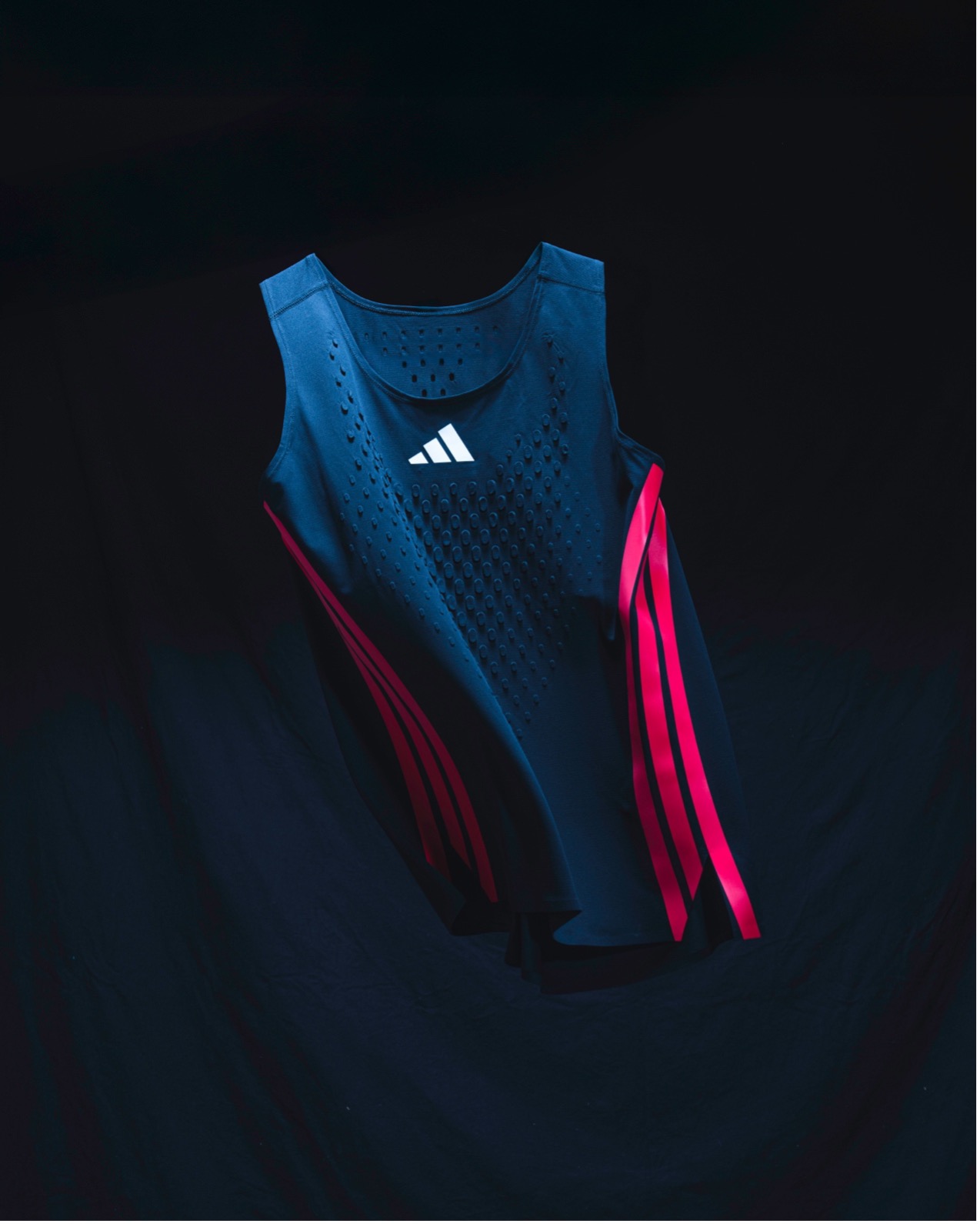 阿迪达斯Adizero 0系列科技助力塞巴斯蒂安·萨维问鼎2025柏林马拉松