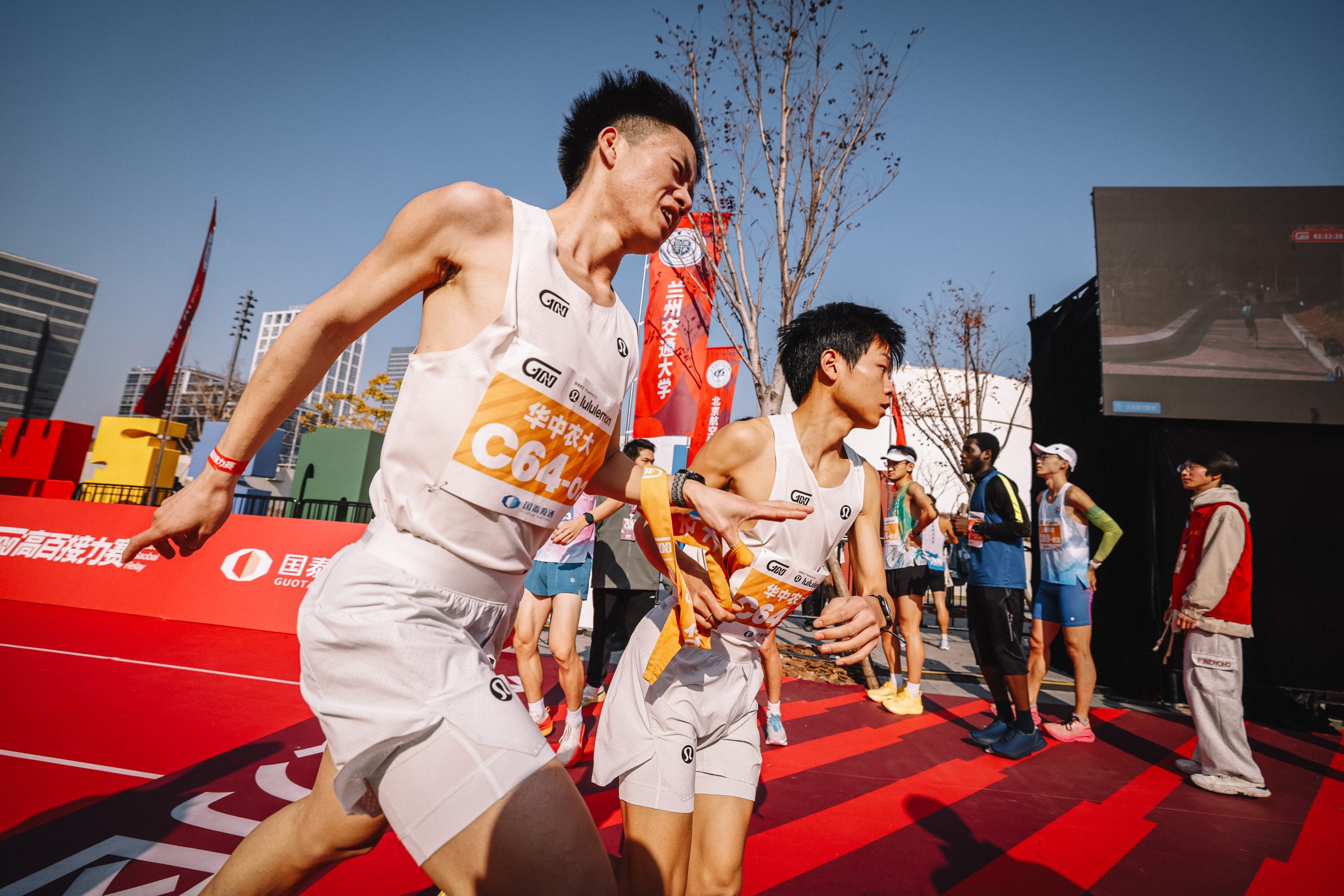 百所高校的千名大学生在沪开跑，2025高百接力赛全国总冠军诞生
