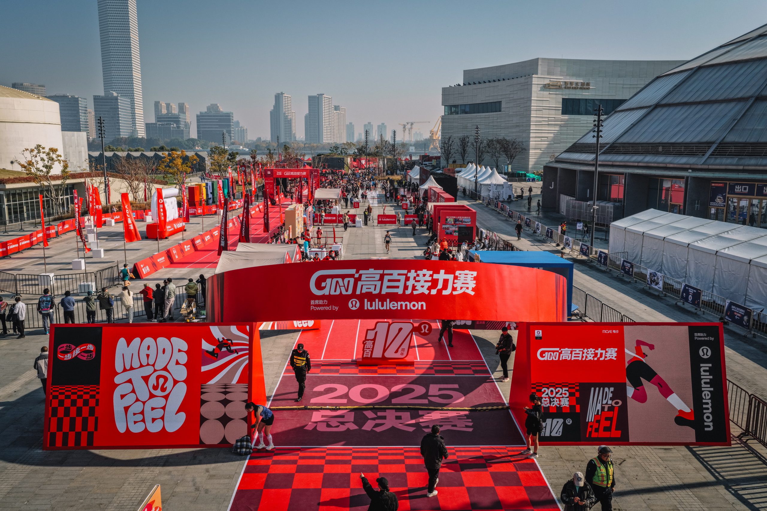 百所高校的千名大学生在沪开跑，2025高百接力赛全国总冠军诞生