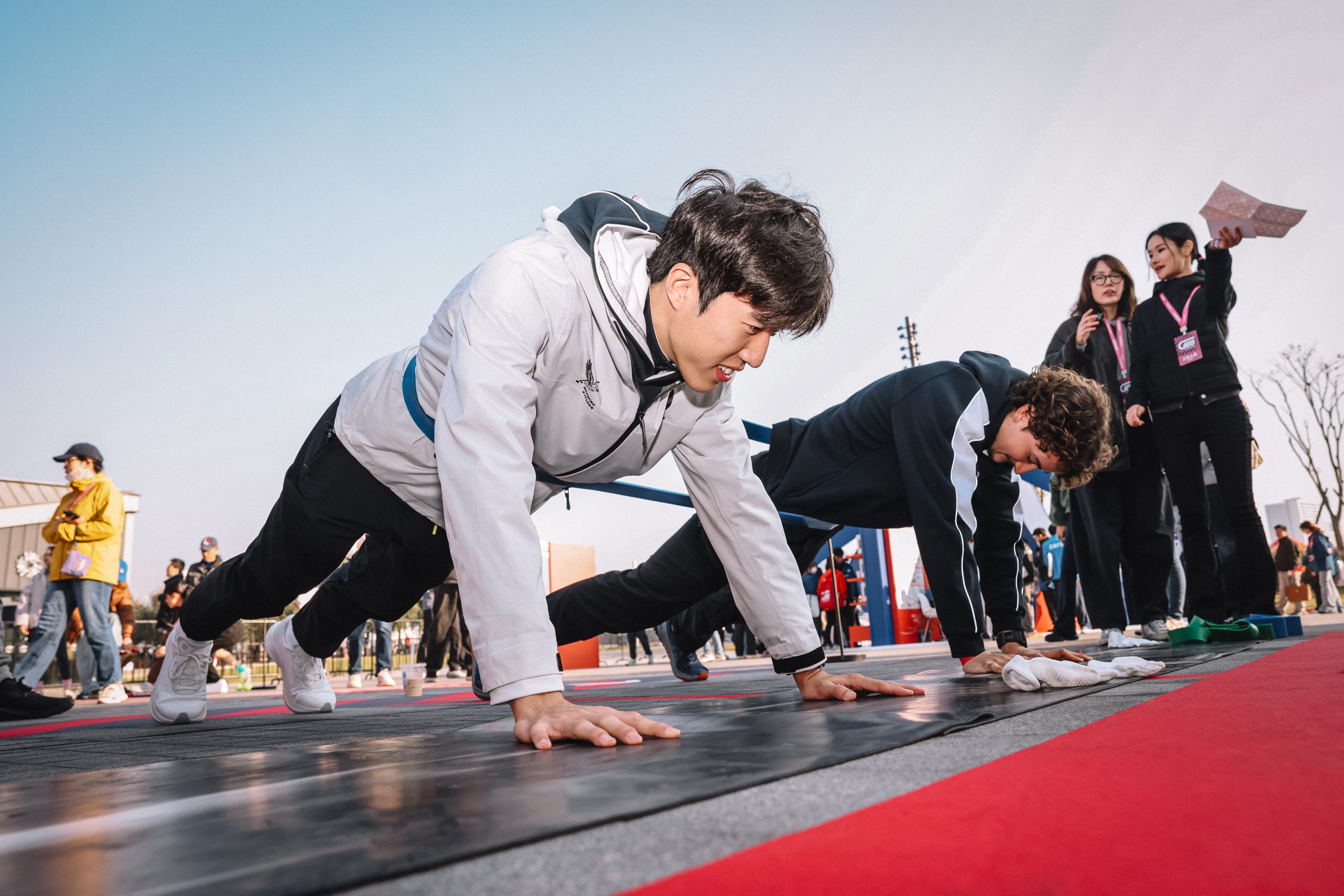 百所高校的千名大学生在沪开跑，2025高百接力赛全国总冠军诞生